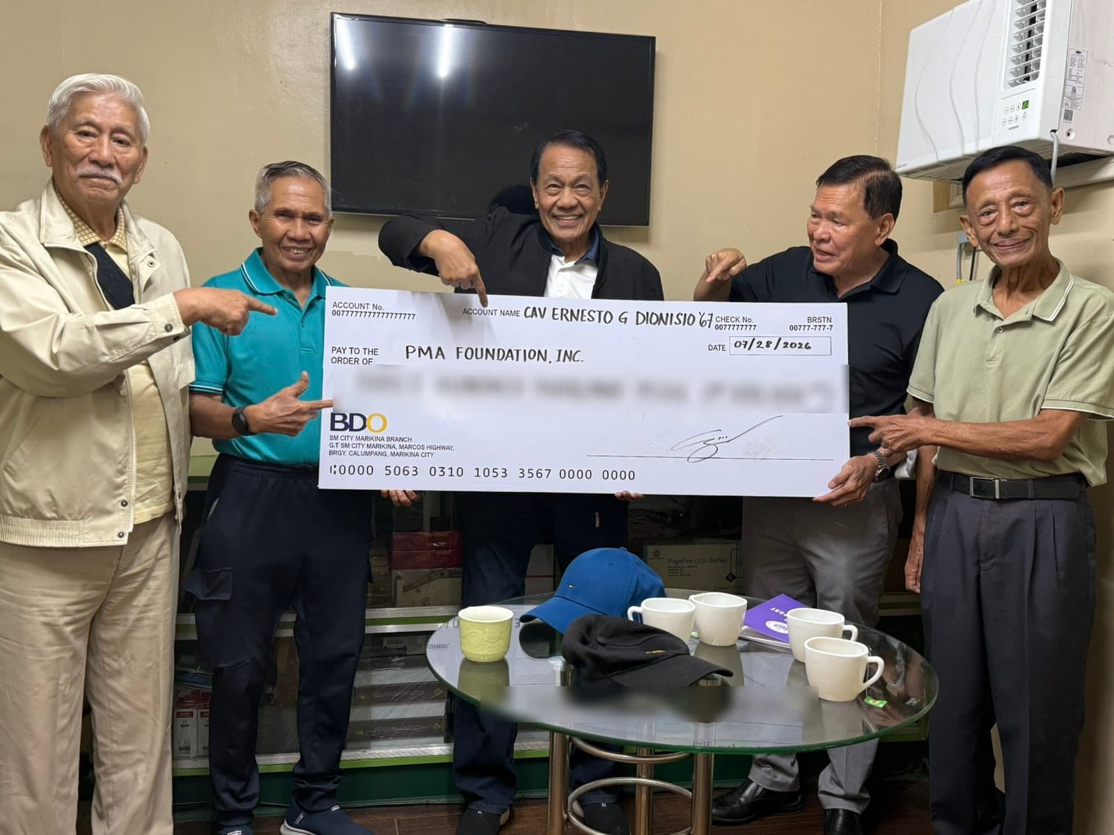 Alumni Present a Gift to the Foundation