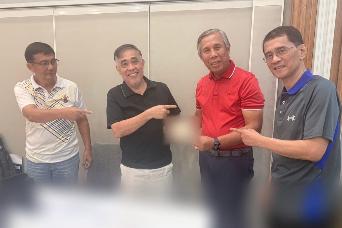 Alumni of the Academy presenting a cheque to officers of the Philippine Military Academy Foundation.